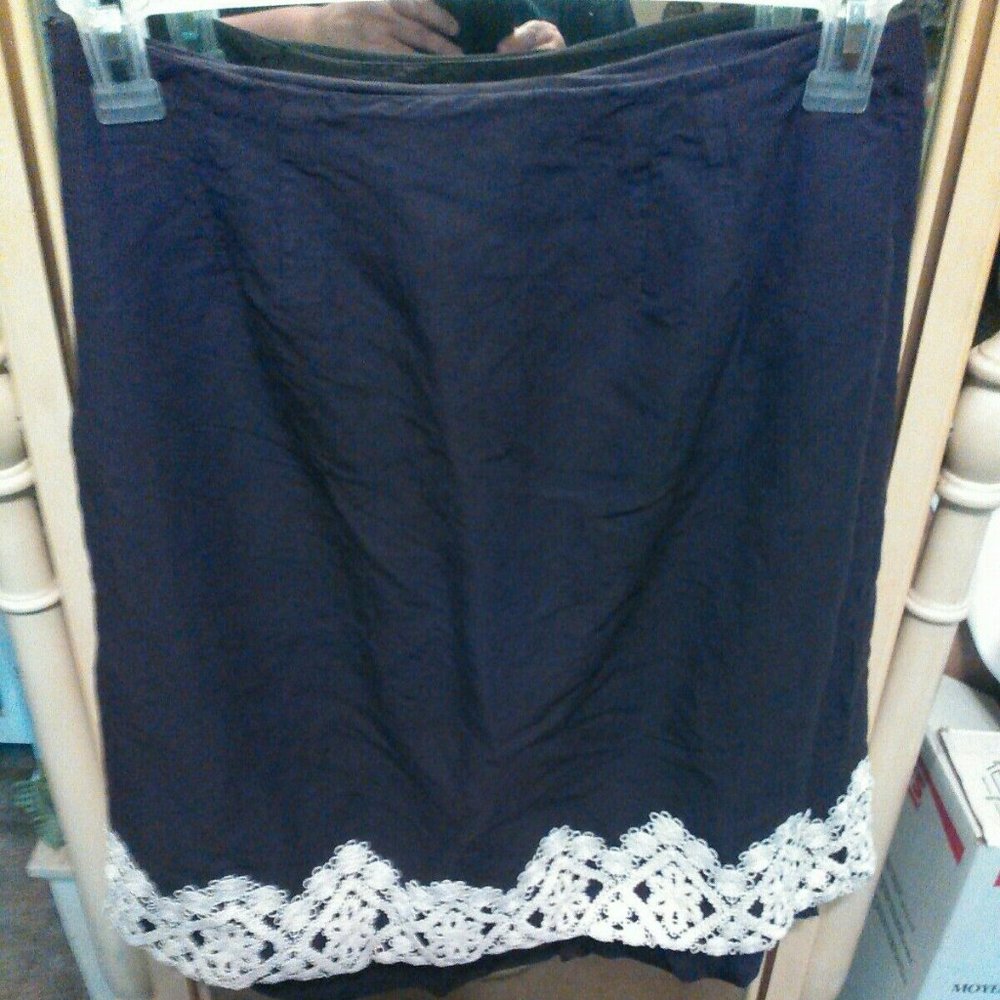 EUC Ann Taylor Loft SZ 8 short laced bottom Skirt